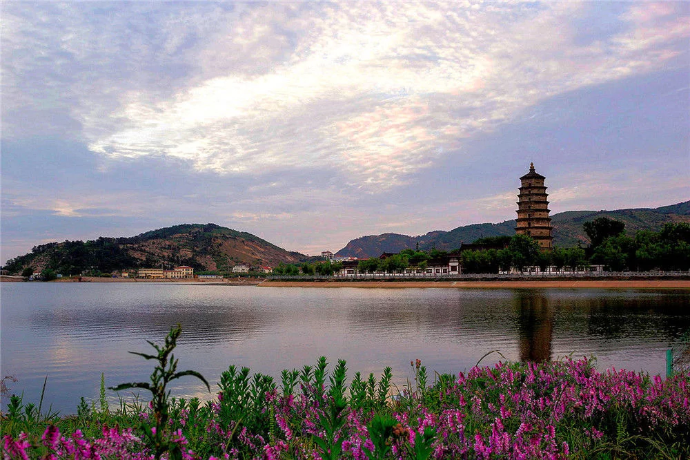 在这里形成了许多幽深的山间峡谷以及各种各样的瀑布和溪流,形成一幅云台地貌的特色景观