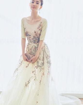 王丽坤穿米色花裙美是美，就是撑不起这件裙子，上半身看着太尴尬