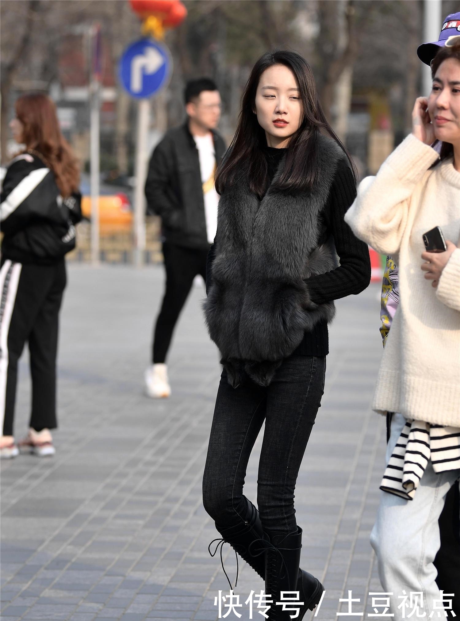  【姑娘】街拍：穿着紧身牛仔裤的姑娘，都是对自己身材非常自信，搭配出气质美