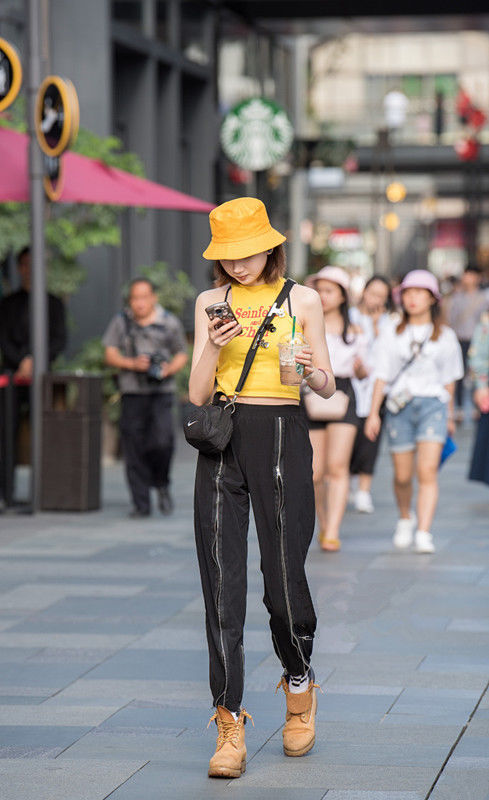重庆街拍:超美的黄色碎花雪纺长裙搭配发夹，百花中的一枚美仙子