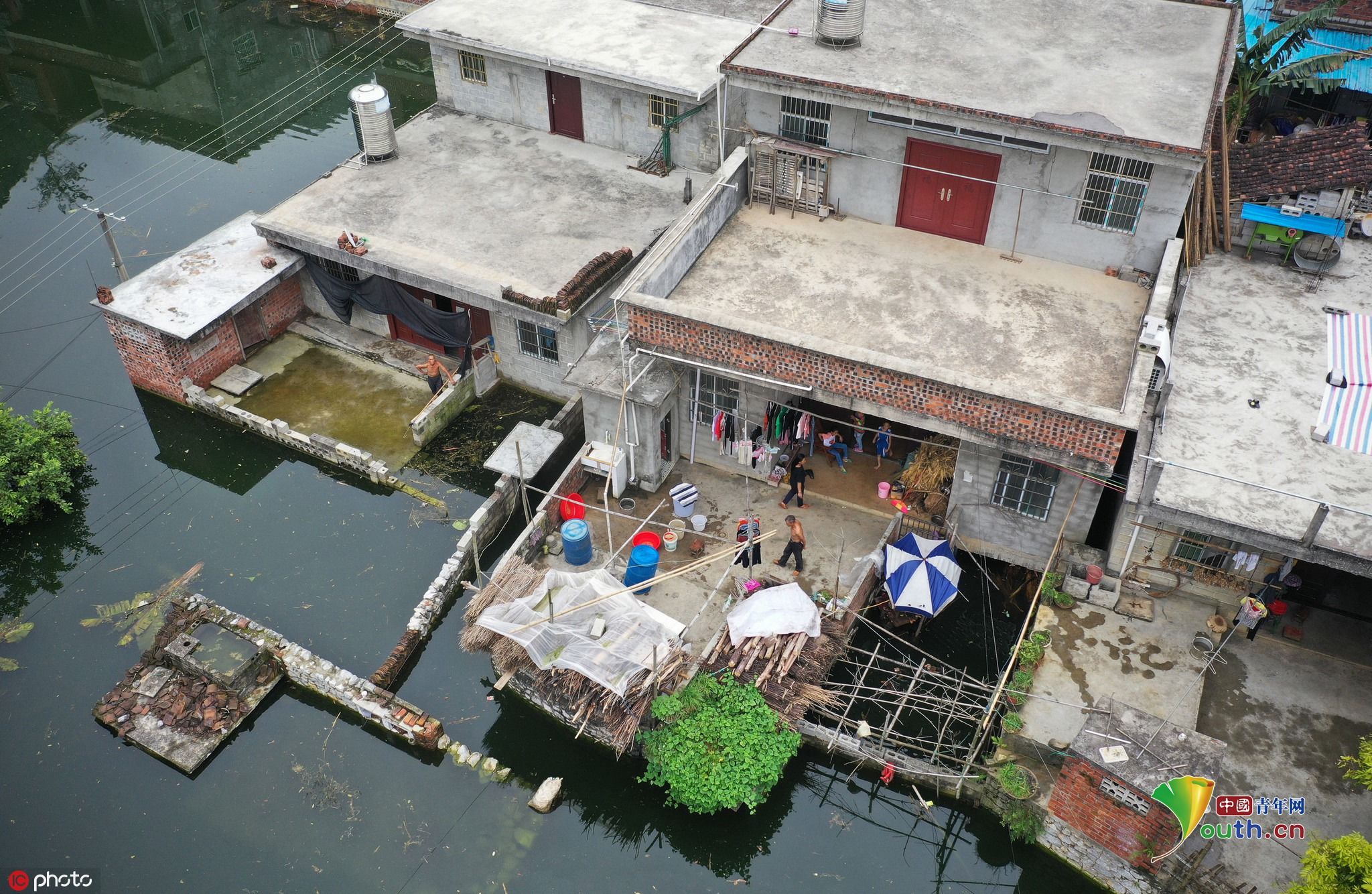 广西一山村遭地下水返涌成“威尼斯水村” 房屋成孤岛村民被困一