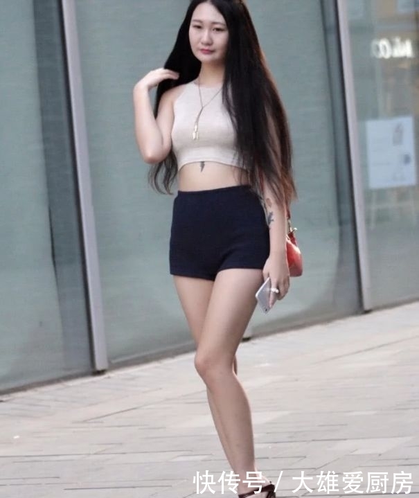 【气质】街拍:会保养的知性熟女,气质满满,这小蛮腰让我很喜欢