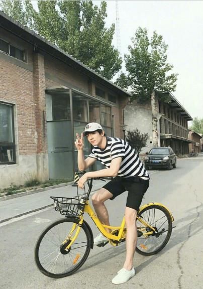 林更新与王丽坤多次“情侣装”撞衫，素颜女神真的要名花有主了?