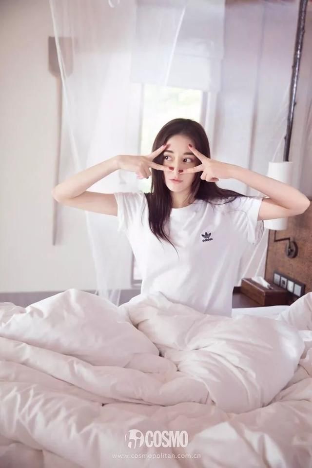 海边的迪丽热巴晒不黑又不脱妆，清凉