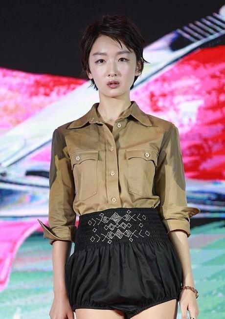 周冬雨真大胆!竟敢穿这么紧的短裤,网友:下面难道勒得不疼吗?