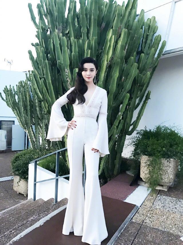 范冰冰与刘雯穿红裙同台比美，范冰冰颜值完胜，却输了在这一点上