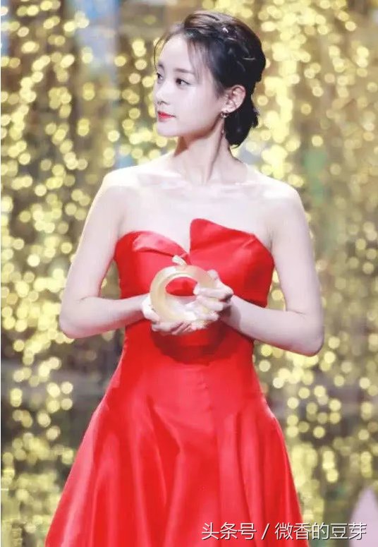李一桐穿红裙秀身材，被“胶带奖杯”抢镜，网友:就是这么接地气