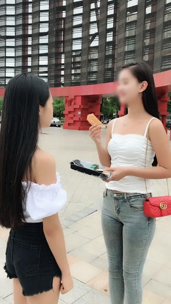 紧身牛仔裤美女魅力强大,从室内到室外,到外都留下靓丽的身影