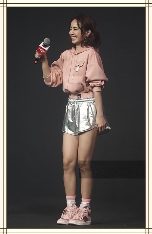 当156蔡依林穿上平底鞋,网友直呼:辣眼睛!还是换回恨天高吧!