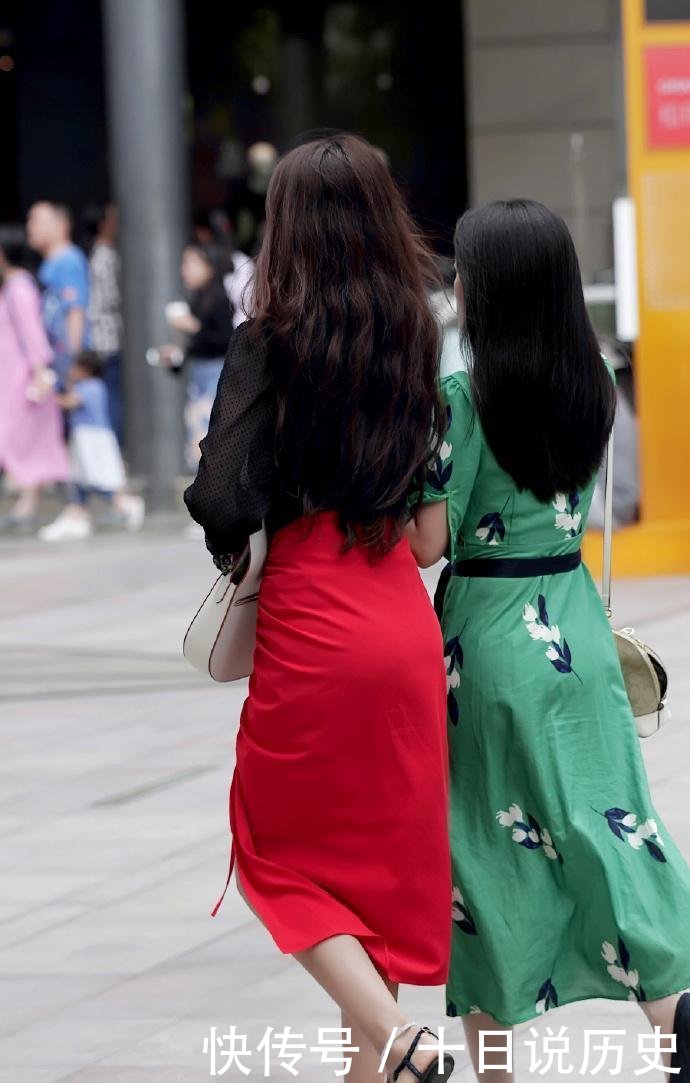 『闺蜜』街拍小姐姐和闺蜜逛街穿红色开叉裙,真的走到哪都这么耀眼!