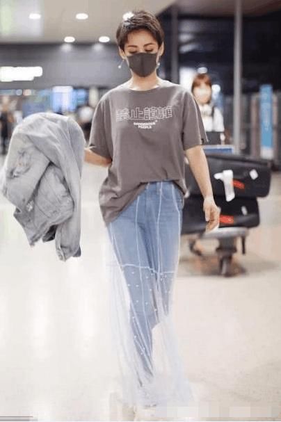 宁静现身机场，牛仔裤外套层薄纱潮翻了，网友:这裤子我可不敢穿