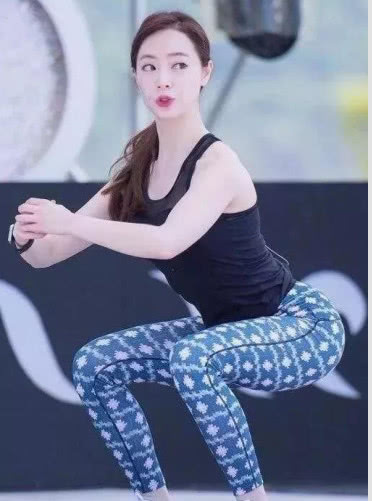 健身的小姐姐小姐姐上面身穿一个短体恤上面还有一点透视的效果显