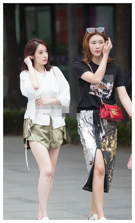 街拍：图三不愧是时尚达人，只能穿在家里的“睡衣”，她逛街穿！