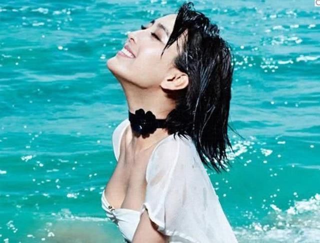 马苏《男人装》上黑色透视紧身衣，大秀好身材，就是裤子有点短