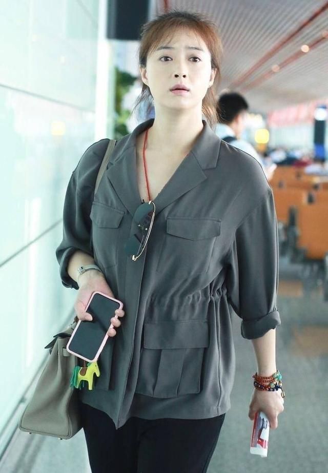 蒋欣这次秀腿成功，一条小黑裤竟穿出小细腿，终于相信你110斤了