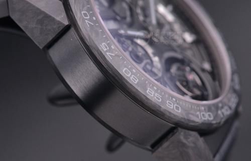  [系列]“赛车场上的黑色旋风” 品鉴泰格豪雅卡莱拉系列碳纤维陀飞轮幻影腕表