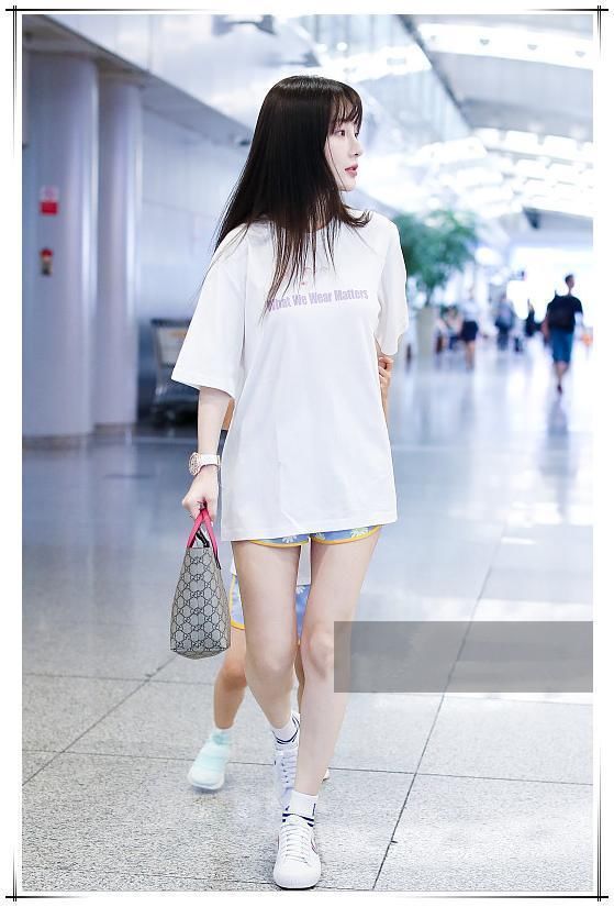 当李小璐换下短裤穿长裤，网友直呼：美炸天！当妈就该有当妈的样