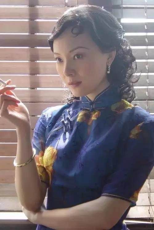  『旗袍发型』穿旗袍搭什么样发型？旗袍与发型这样搭，美翻了！