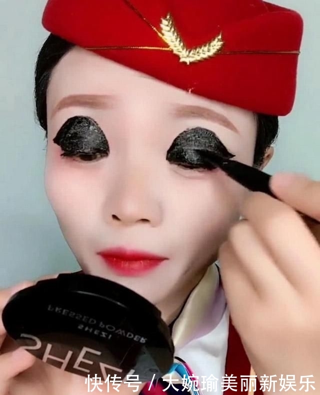 「空姐」空姐画眼线被男朋友吐槽“画得太粗”，睁眼之后网友：没毛病