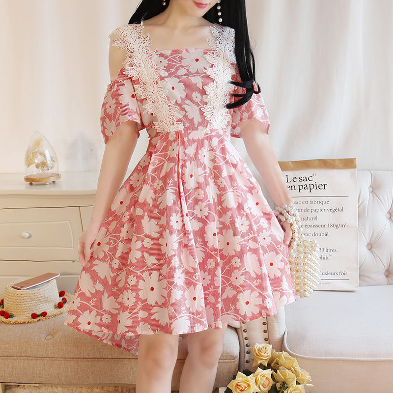 小姐姐又出来撩人了，性感一字领连衣裙，露出小香肩超迷人