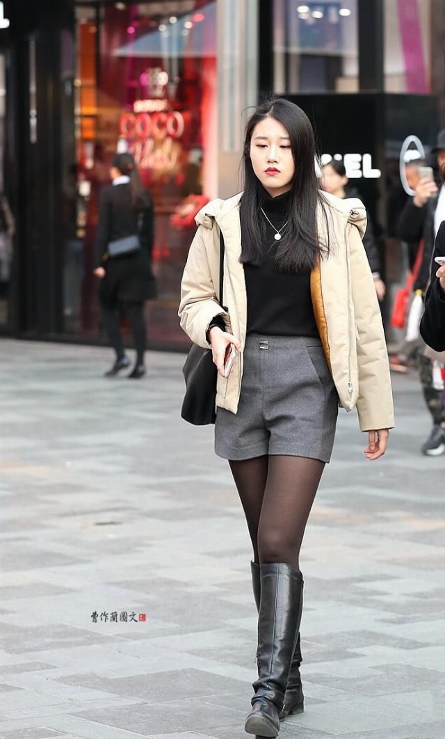  『表述』时尚街拍漂亮美女，一双黑丝袜，表述时尚潮流心