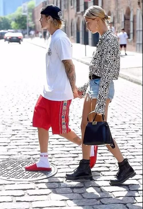 比伯的新女友让人嫉妒，看完她的衣品我闭嘴了