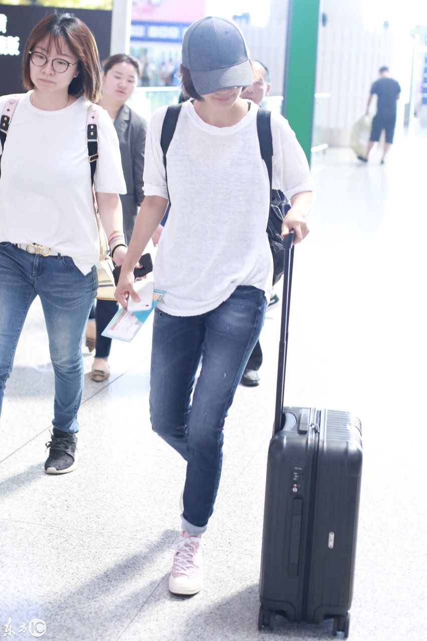 袁泉穿白色T恤搭配蓝色牛仔裤现身机场，穿的鞋子尽显满满少女心