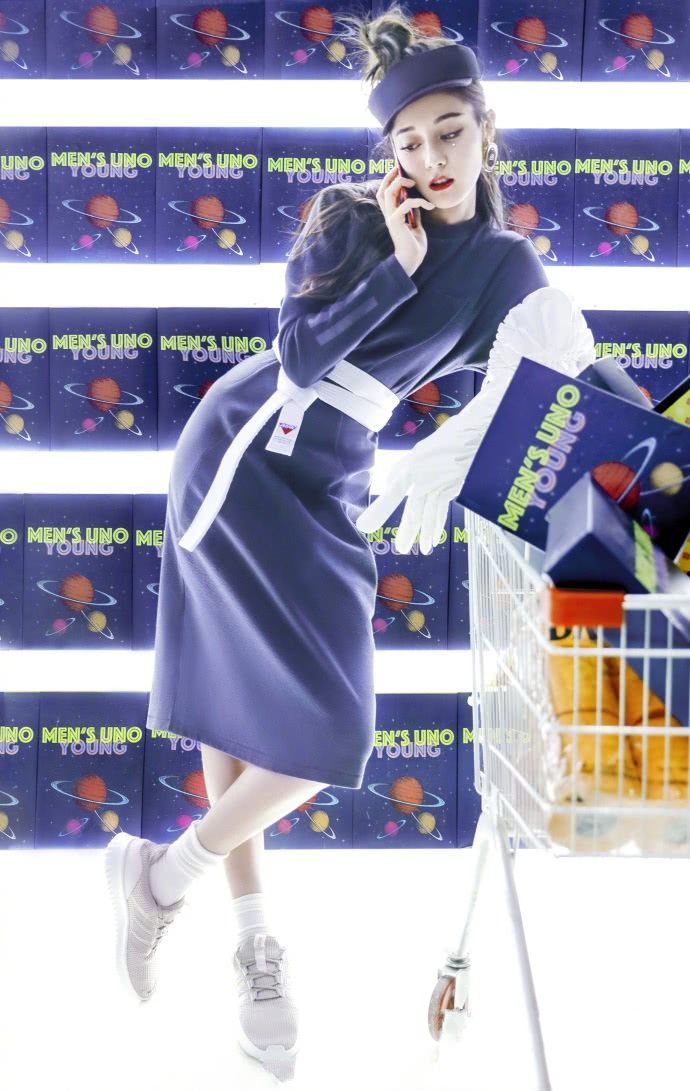 迪丽热巴穿高领连体超短裤显脸大，网友：这张脸简直不敢评价