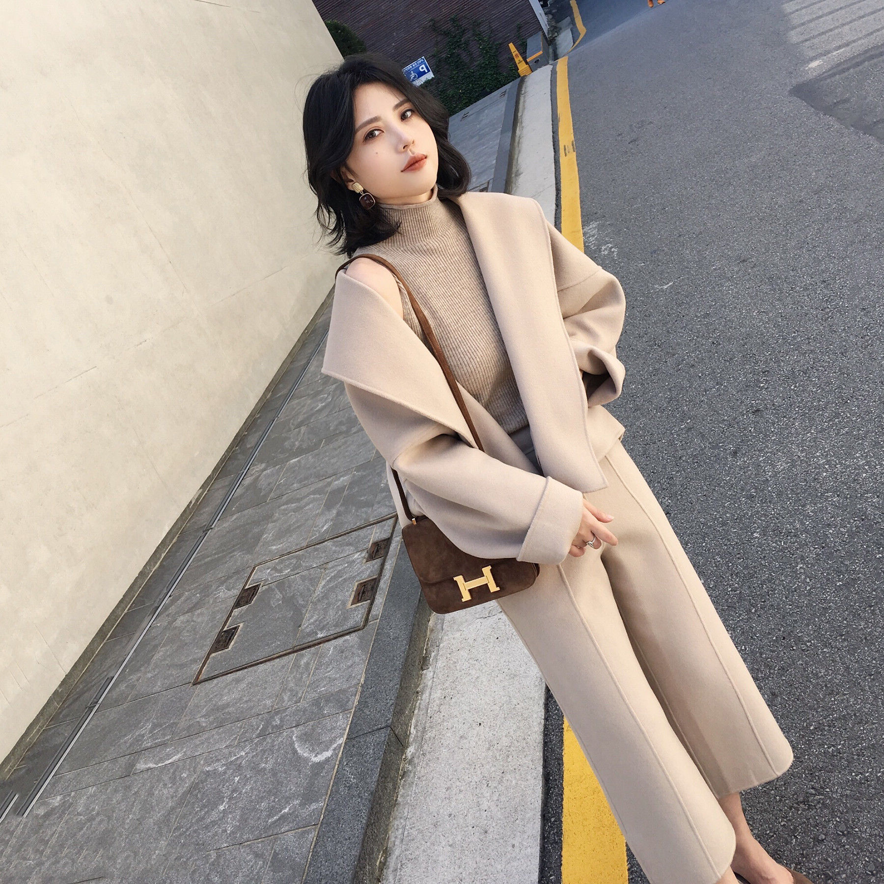 很多人穿大衣配打底裤，真土，今年流行毛呢外套+奶奶裤，美爆了