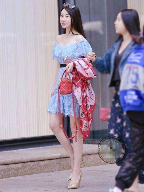 路人街拍：一字肩搭配牛仔短裤，尽显小姐姐一双美腿和美丽香肩