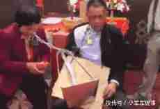 穿红裙子的姑娘，总觉你的身高不对，你这高跟鞋比你的脚还长！