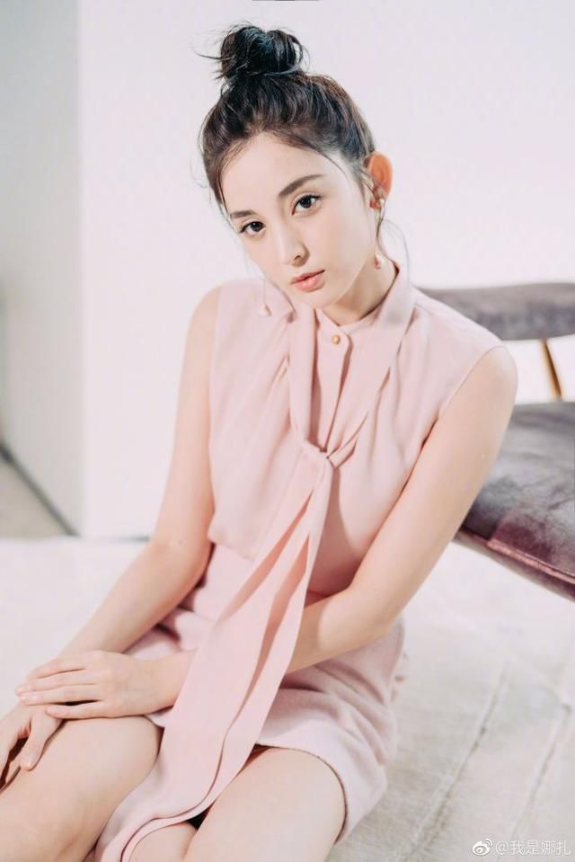 娜扎一身美装出发去时装周 不过这鞋怎么像“张钧甯同款”呢