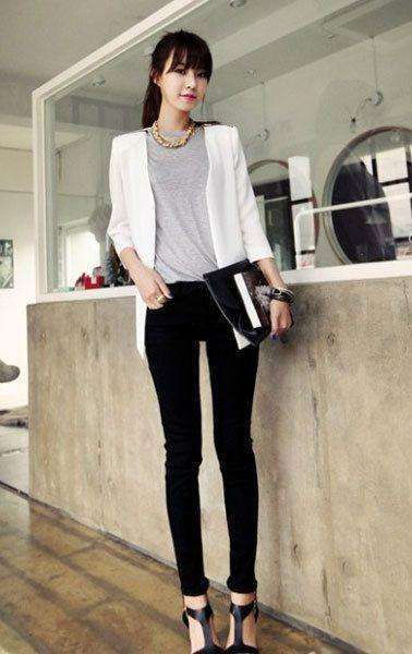 街拍：图5小姐姨一身黑色连衣裙，凸显现代女性的优美曲线!