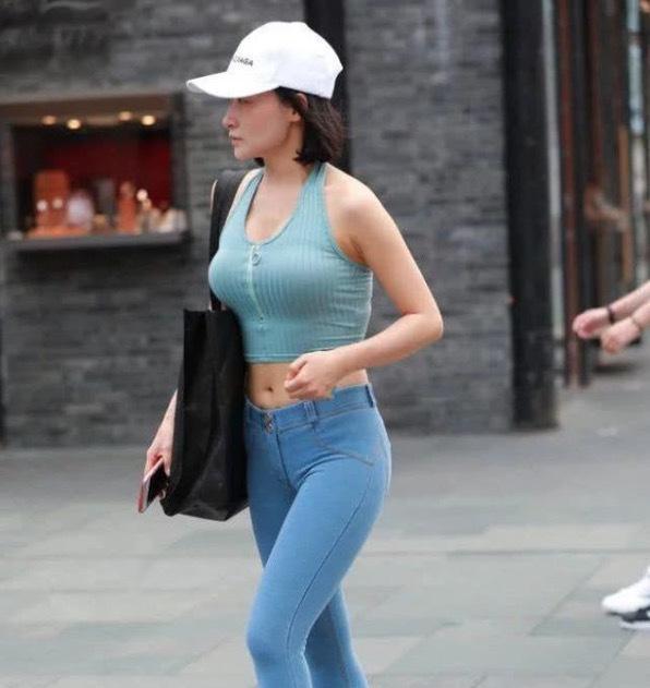 穿牛仔裤的小姐姐那么的身姿迷人，那纤细的长腿，更是让人心动