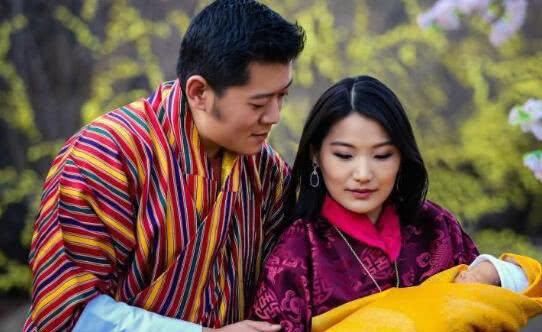 90后不丹王后，穿传统服饰超迷人，穿上“洋装”却暴露了这一缺点