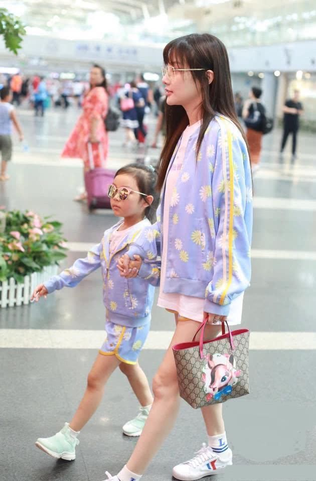 李小璐的女儿和戚薇的女儿，穿搭有明显差距，网友：穷养和富养？