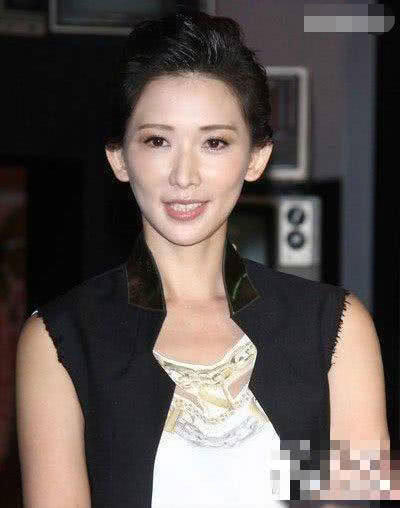 长得美就可以不顾发型?赵丽颖非主流,一人好似一月没洗头!