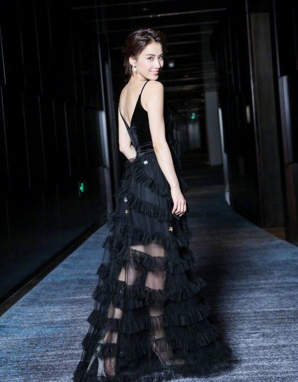 黄圣依穿20厘米高跟鞋，难怪看不出她很矮，穿平底鞋还没阿娇高！