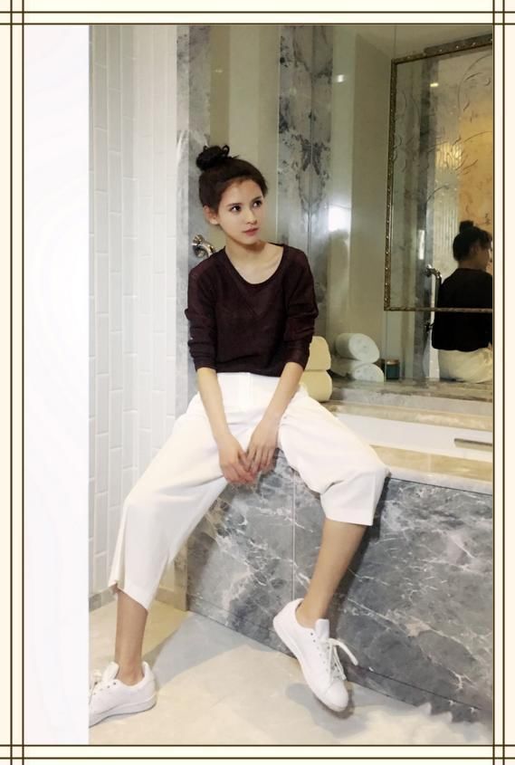 张予曦真是胆大包天!竟当众整理打底衫,网友:是嫌太低了么?