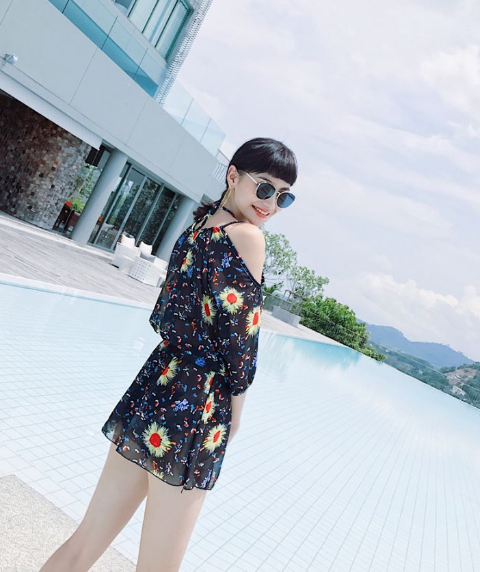 小姐姐韩式比基尼，泳池旁大秀完美性感身材！