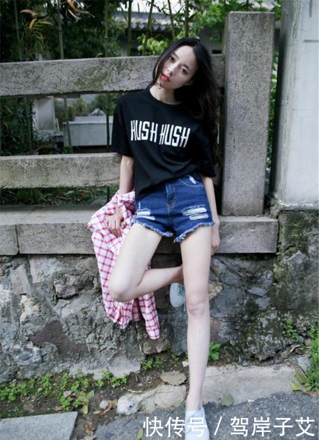  【采用】路人街拍，美女自带高级优雅范儿，腰部采用黑色的腰带，很抢眼