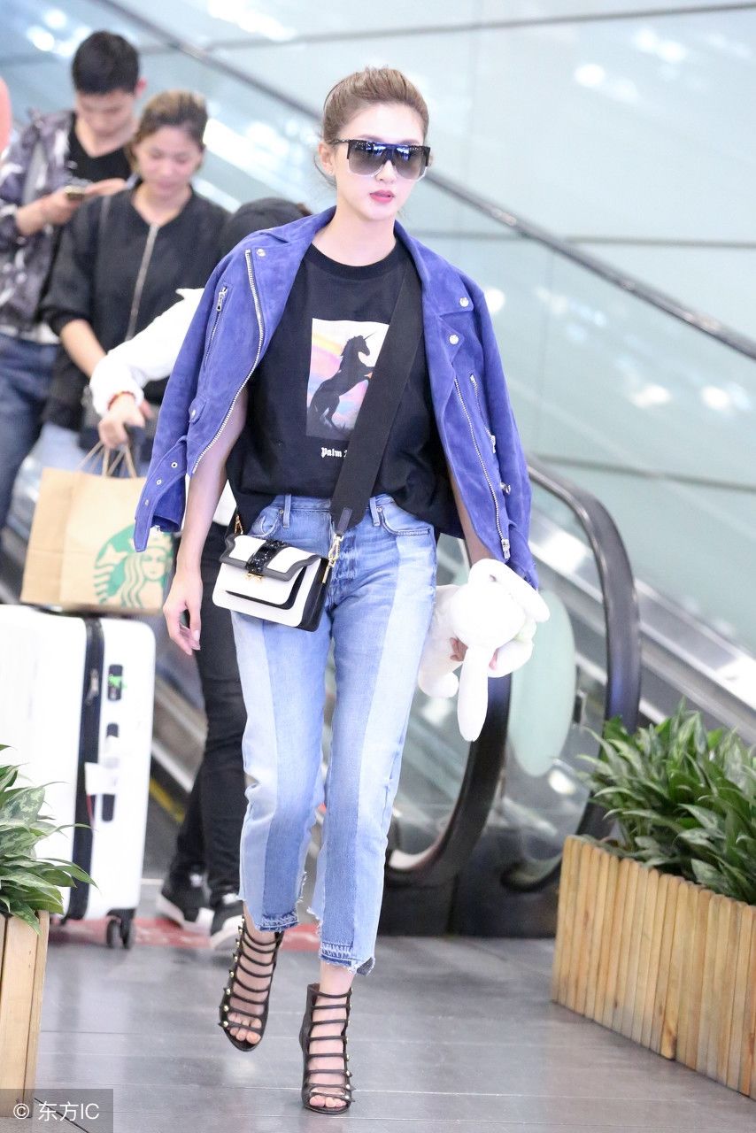 江疏影现身机场，紧身牛仔裤高跟鞋这样的坐姿是因为腿太长?