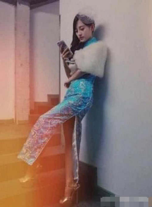 本以为鞠婧祎的旗袍照够显“身材”了,看见程潇的,我沉默了!