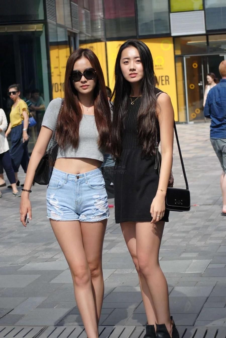 街拍靓丽高挑美腿美胸女孩