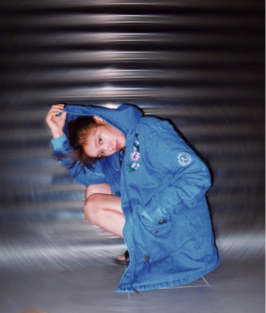 林允穿牛仔外套蹲地拍照，素颜出镜皮肤细腻大秀美腿!