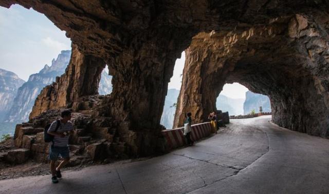 中国唯一在“井”底的村庄，仅1米宽山路出去，村民不知外面世界