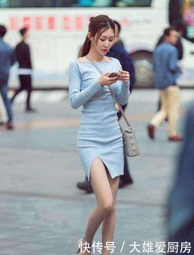 采用■街拍：小阿姨穿吊带绿色长裙，采用前开叉设计，妩媚气质引人眼球