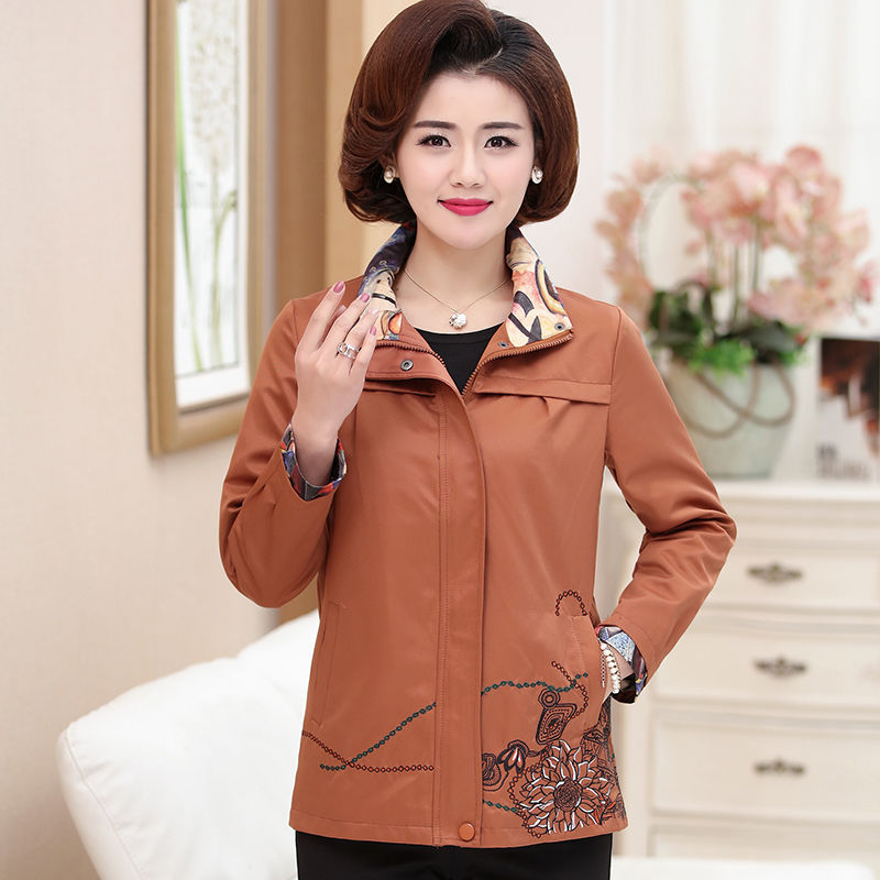 妈妈，秋天从不穿高跟鞋!平底鞋搭配套装，显瘦又减龄