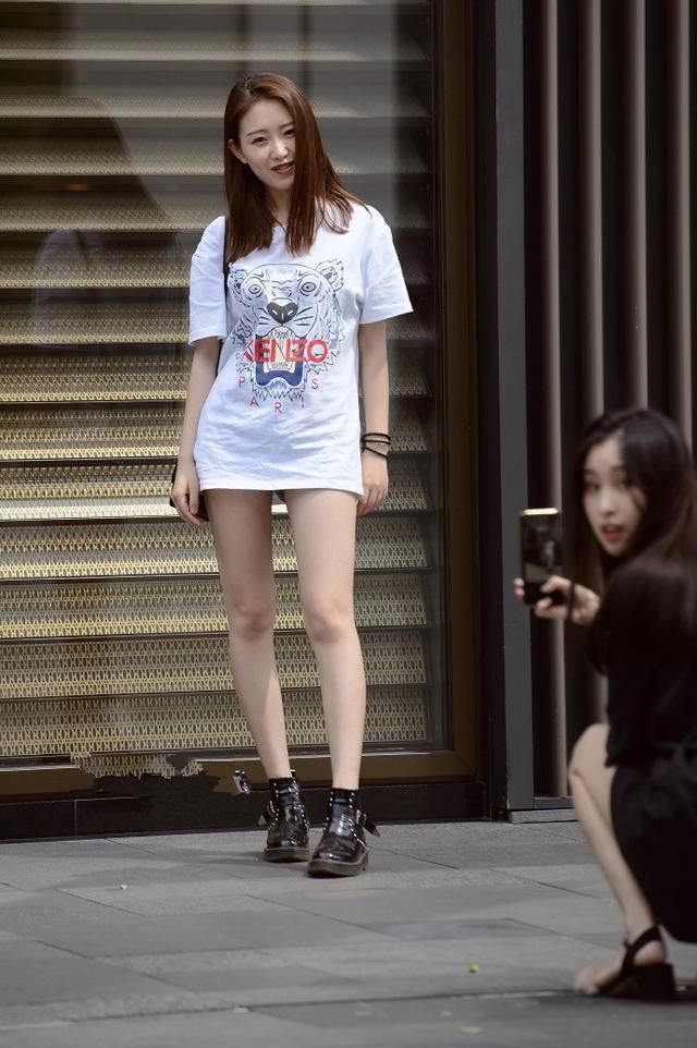 偶遇美女，高雅娇美肌肤嫩白，身材很是迷人!