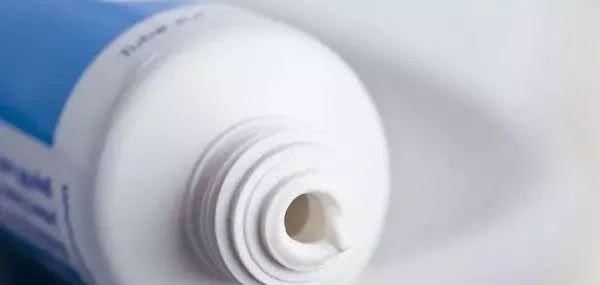 【 皮肤】一周斑点消失无踪,牙膏加它睡前涂抹脸部